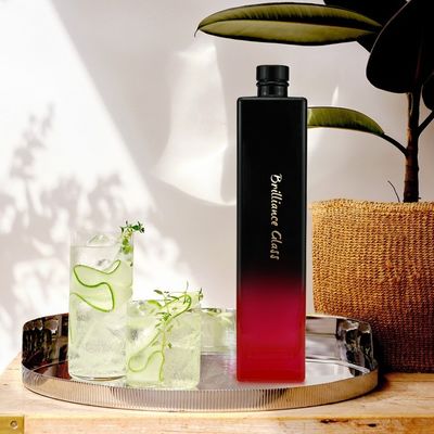 На заказ 700 мл 750 мл постепенная смена Синяя квадратная стеклянная бутылка с винтовой крышкой из алюминия