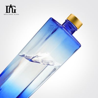 На заказ 700 мл 750 мл постепенная смена Синяя квадратная стеклянная бутылка с винтовой крышкой из алюминия