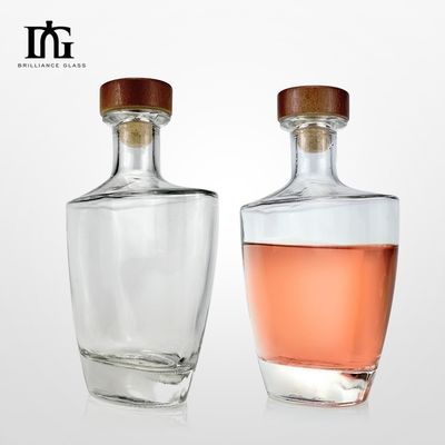 Прозрачная стеклянная бутылка с бренди с настраиваемой декальной пробкой и роскошным дизайном