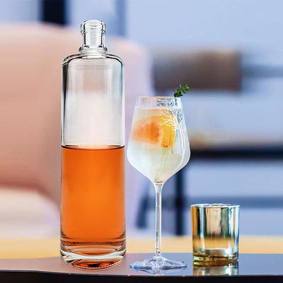Стеклянная бутылка с виски и ромом с металлической крышкой