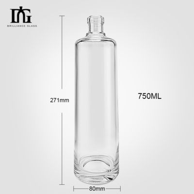 Стеклянная бутылка с виски и ромом с металлической крышкой