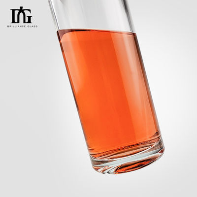 Стеклянная бутылка с виски и ромом с металлической крышкой