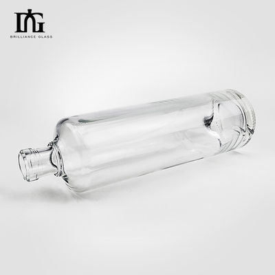 Стеклянная бутылка с виски и ромом с металлической крышкой