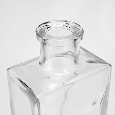 Вместимость 500 мл Плоская пустая прозрачная стеклянная бутылка с алкоголем для виски, рома, спиртных напитков, водки и джина