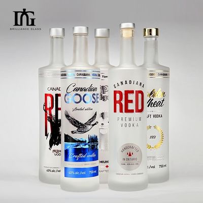 Стеклянные спиртные напитки и напитки 750 мл плоская квадратная плечевая винтовая верхняя бутылка с виски