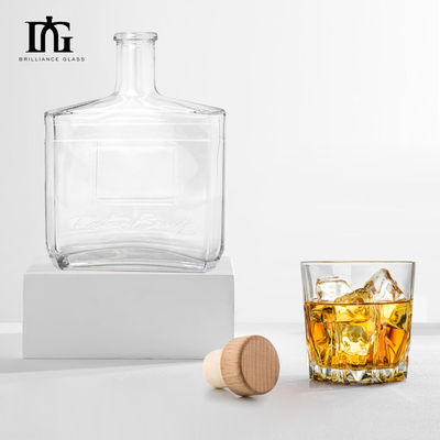 Кондитерская бутылка с гином, виски, водкой и коньяком с пробкой и емкостью 750 мл.