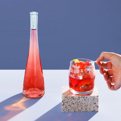 Прозрачная стеклянная бутылка с розовым дном вместимостью 500 мл/750 мл