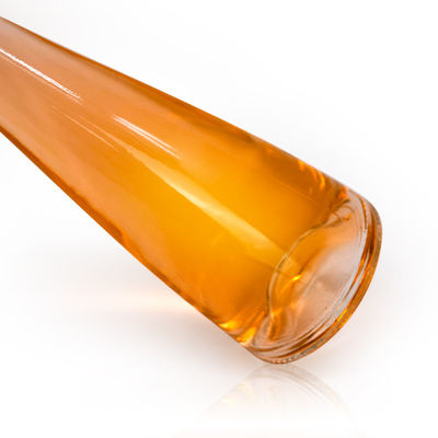 Прозрачная стеклянная бутылка с розовым дном вместимостью 500 мл/750 мл