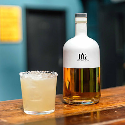 Стеклянная бутылка 500 мл для соков, бренди, водки и ликеров с гравюрой