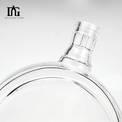 Прозрачная стеклянная бутылка для напитков с золотыми крышками