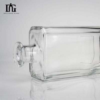 Прозрачная стеклянная бутылка с текилой с длинной узкой шеей и пробковой винтовой крышкой в квадратной форме